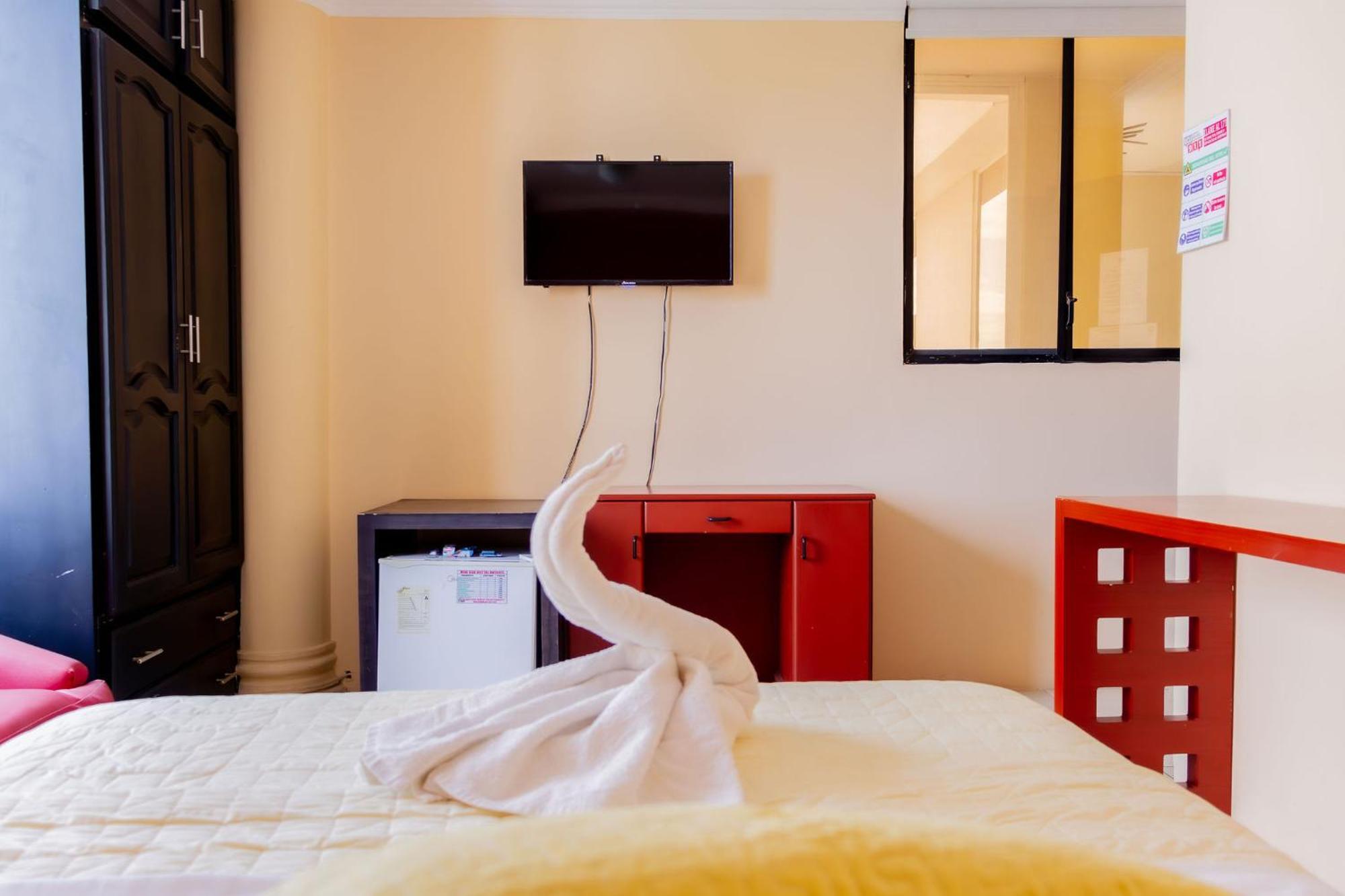 Hostal Antares Manta Exterior photo