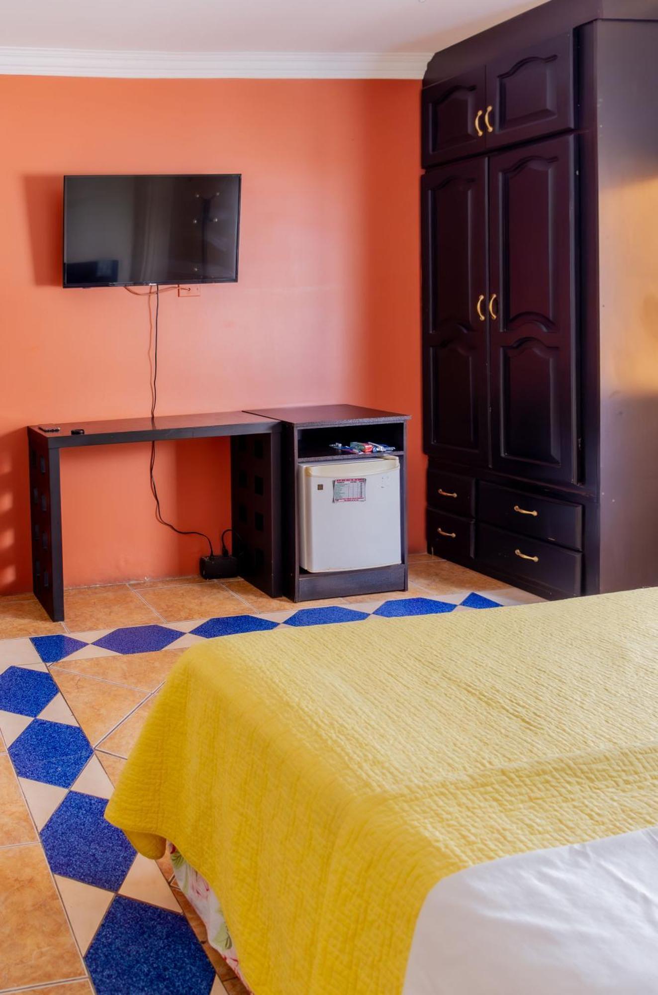 Hostal Antares Manta Exterior photo