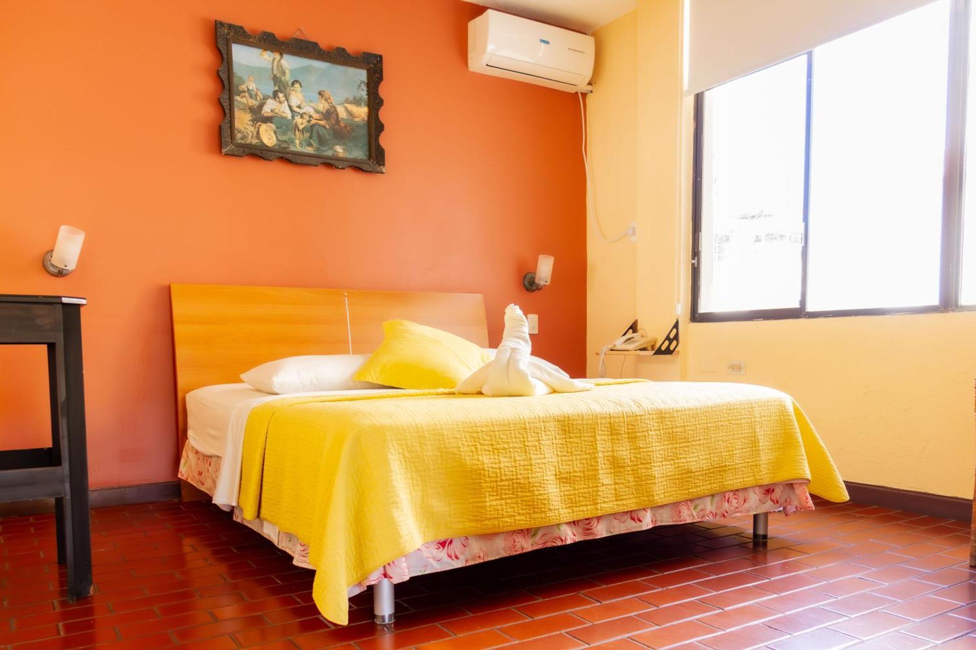 Hostal Antares Manta Exterior photo