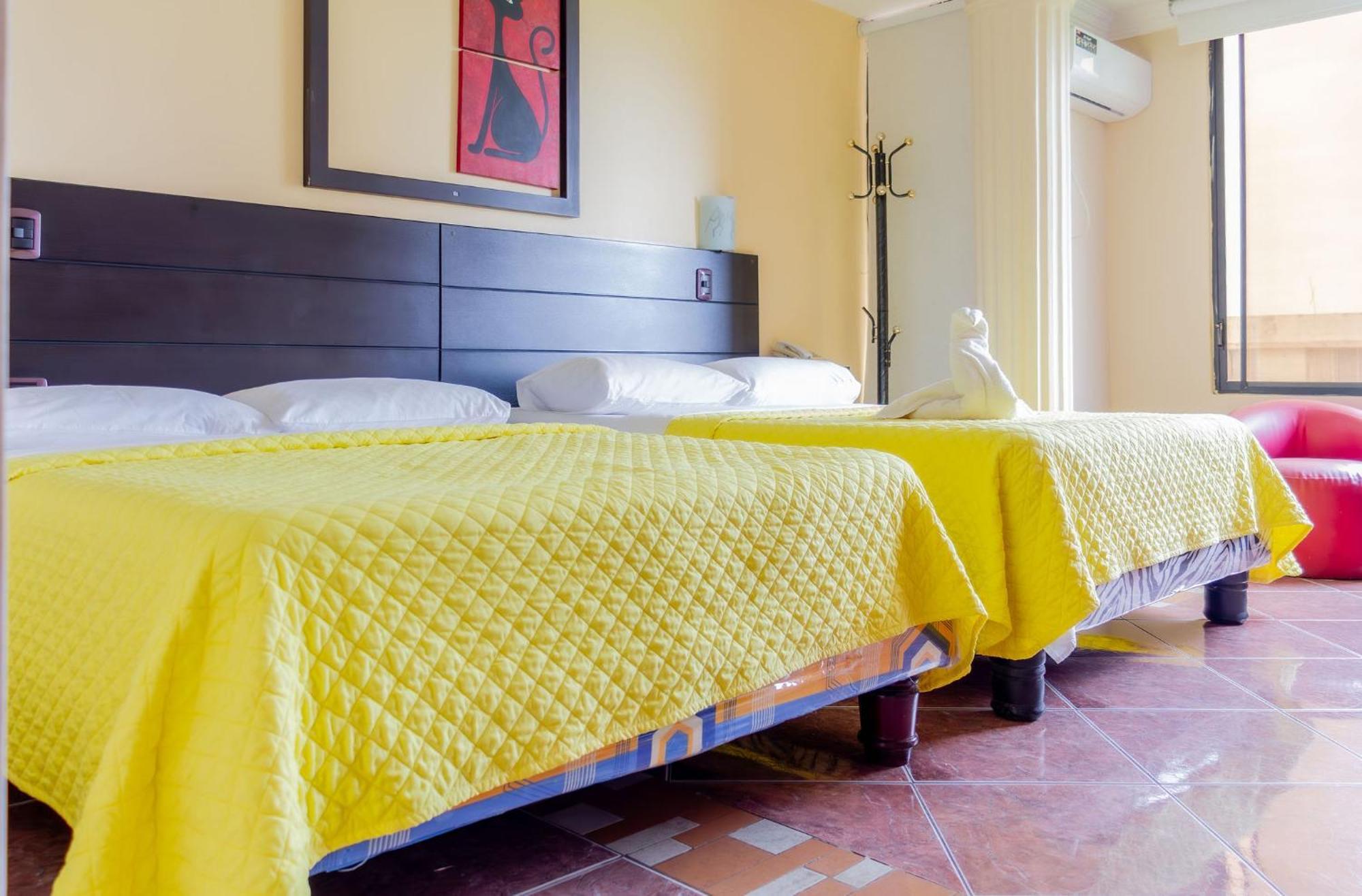 Hostal Antares Manta Exterior photo